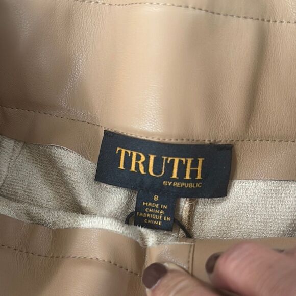 TRUTH by Republic Faux Leather Stylish Tan Women's Shorts Size 8 - Picture 5 of 11